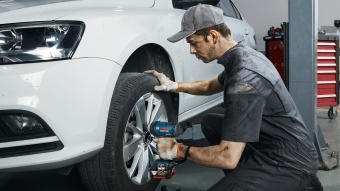 Аккумуляторный ударный гайковёрт Bosch GDS 18V-400  06019K0020  БОШ